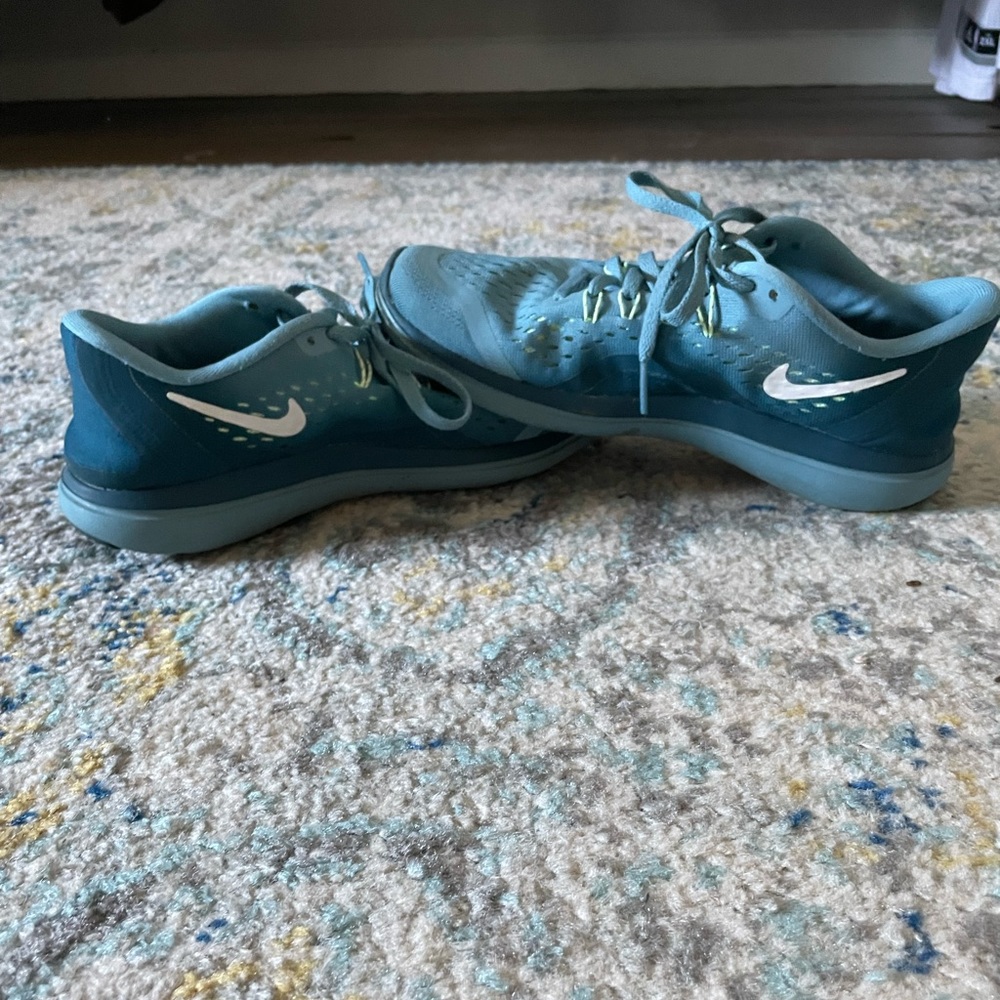 Womens Nike running sneaker. Size 7.
